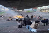 英国曼彻斯特桥洞下惊现中国烧烤摊 留学生排队尝家乡味