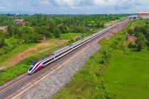 我们的幸福轨迹：一条铁路，两个国家，五段人生