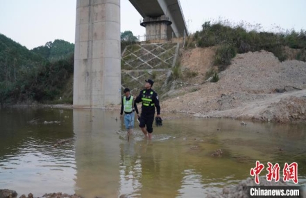 
                    南宁铁路警察自制巡路地图 护航南珠高铁南玉段新线开通
               