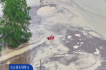 湖北鹤峰“救援搭档”激流中护船救人 默契配合显英雄本色