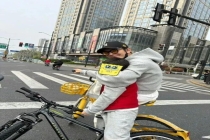 黄晓明晒带娃骑车变普法现场 温馨画面引发法律讨论