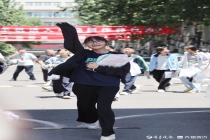 首考收官考生自信出考场 亲友迎接欢声笑语