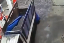 监控：印尼一卡车驶进加油站时厢门脱落