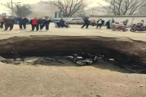 太原一路面塌陷 有人连摩托车坠入 伤者已送医救治