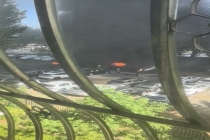 大连一空地多辆小车被烧成空架 无人员受伤