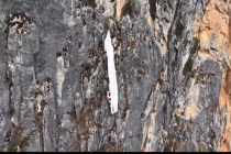 女子跳伞遇险 被困300米悬崖5小时 极限运动爱好者获救