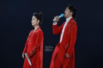 凤凰传奇演唱会万人雨中大合唱 暴雨中的浪漫摇滚现场