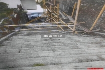 男子摔下台阶身亡家属索赔 低头看手机酿悲剧