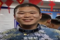父母登上牺牲儿子生前服役舰艇 替儿“回家”探望
