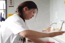 24岁女孩辞职照顾重病养父600多天：我爸好了，一切都好了