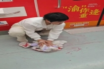 女孩吐血擦地那一擦是骨子里的善良 病危中仍心系他人