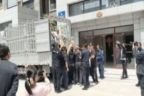 羚牛闯小区 林草部门:山里都少见 罕见一幕引发关注