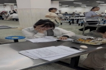 成都高考生边吃午餐边背单词 争分夺秒冲刺复习