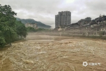 湖南湘西强降雨水漫街道 河水暴涨道路受阻