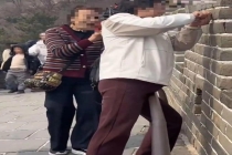 张某霞姐妹成功引起警方注意 刻字行为遭谴责