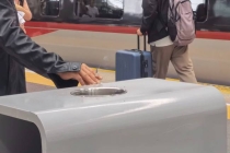 一下火车，感觉站台快成吸烟室了：二手烟困扰乘客