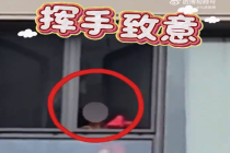 女子被困向派出所挥红衣求救 最终从阳台顺利脱困