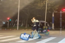 父亲一人带俩娃过马路 上演“大型双标” 穷养儿富养女真香？