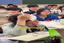 老师送别高三学生还没开口就已哽咽 青春摆渡人泪别首届毕业生