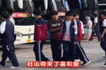 毛坦厂中学学生伴着好运来出征 毛坦厂送考车牌91666“就要录录录”