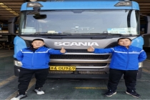 山东中通快递四名驾驶员勇扑车辆大火