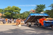 白马寺僧人顶着33℃气温收麦子晾晒 农禅并重传承祖训