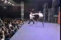 歌手遭观众上台辱骂后用话筒打人 演出冲突引发热议