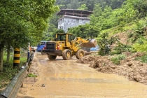湖北暴雨引发两起公路灾毁事件 交通部门积极应对