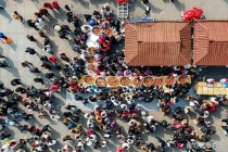 老板说投27万摆摊证没办下来 极限商业局背后的真相