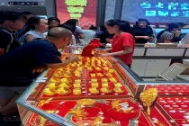 金店老板称消费者聪明都知道抄底 金价下跌引抢购潮