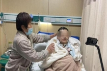 大学生熬夜后脑出血致瘫：半年无记忆 坚强女孩重新学走路