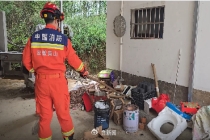 眼镜蛇闯入居民家中被消防员捕获 专业处置保平安