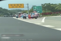 摊贩挥舞水瓢“魔性”揽客？当地回应 未发现摆摊现象