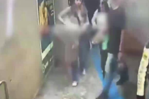 监控曝光：巴西一地铁站发生持枪抢劫现场交火，人群四散奔逃