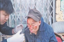 飞碟射击小将路遇老人受伤专业施救 见义勇为好少年获表彰