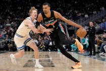 马刺127-95大胜雄鹿 豪取八连胜