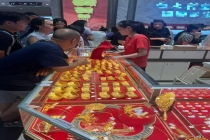 黄金连续大跌 探访长沙金店 投资者抄底未果心态分化