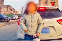 女子从副驾驶下来挡住后车 上演“人肉加塞”