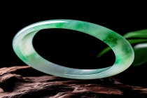 无视店员提示 顾客试戴玉镯摔出裂纹 法院判决赔偿32.85万