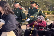 武警战士伸直手臂防惊扰老人 网友：温柔又有分寸！