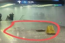 上海地铁换乘通道发生异物掉落 渗水引发墙皮脱落