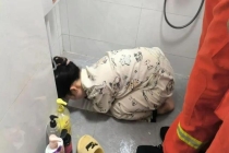 女子捡掉入厕所的塑料瓶被卡手 消防紧急救援