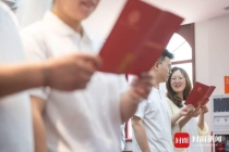 520领证爆满：谁说现在没人愿意结婚了 新人排队见证爱