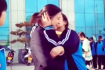 毕业之际女孩向老师表达喜爱 网友：她一定是鼓起了非常大的勇气