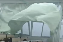 学校窗户被风吹坏有学生送医 强对流天气引发事故