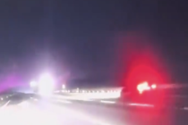 高速一车辆开远光灯逆行车主“吓得不轻” 警方正在查找逆行车主