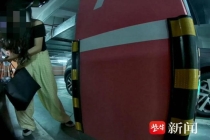 女子被小米SU7电吸门夹手指致骨折 瞬间剧痛难忍