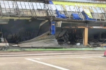 湖北黄石一装饰城发生火灾 火势蔓延十余家商铺