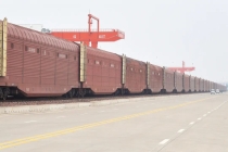 拉小汽车的火车，为啥“凹造型”？