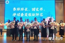 女生高考后以束脩之礼谢师恩 青春告别启新程